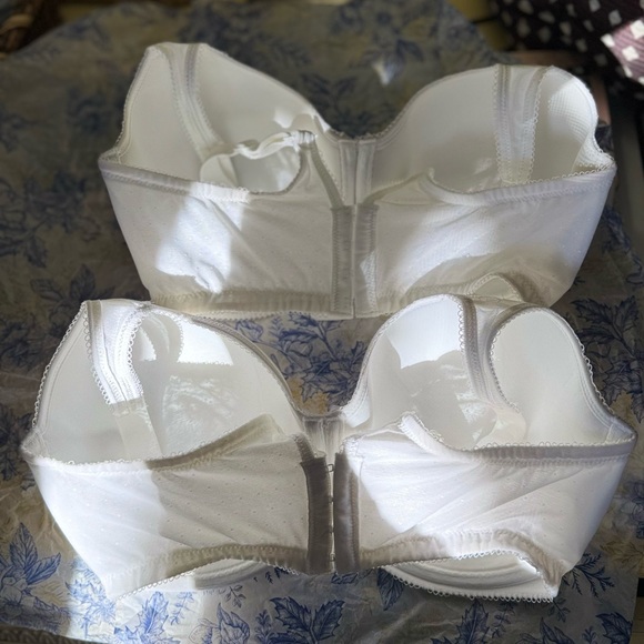 Wacoal Elegant White Lace Bra - Two - Picture 2 of 4